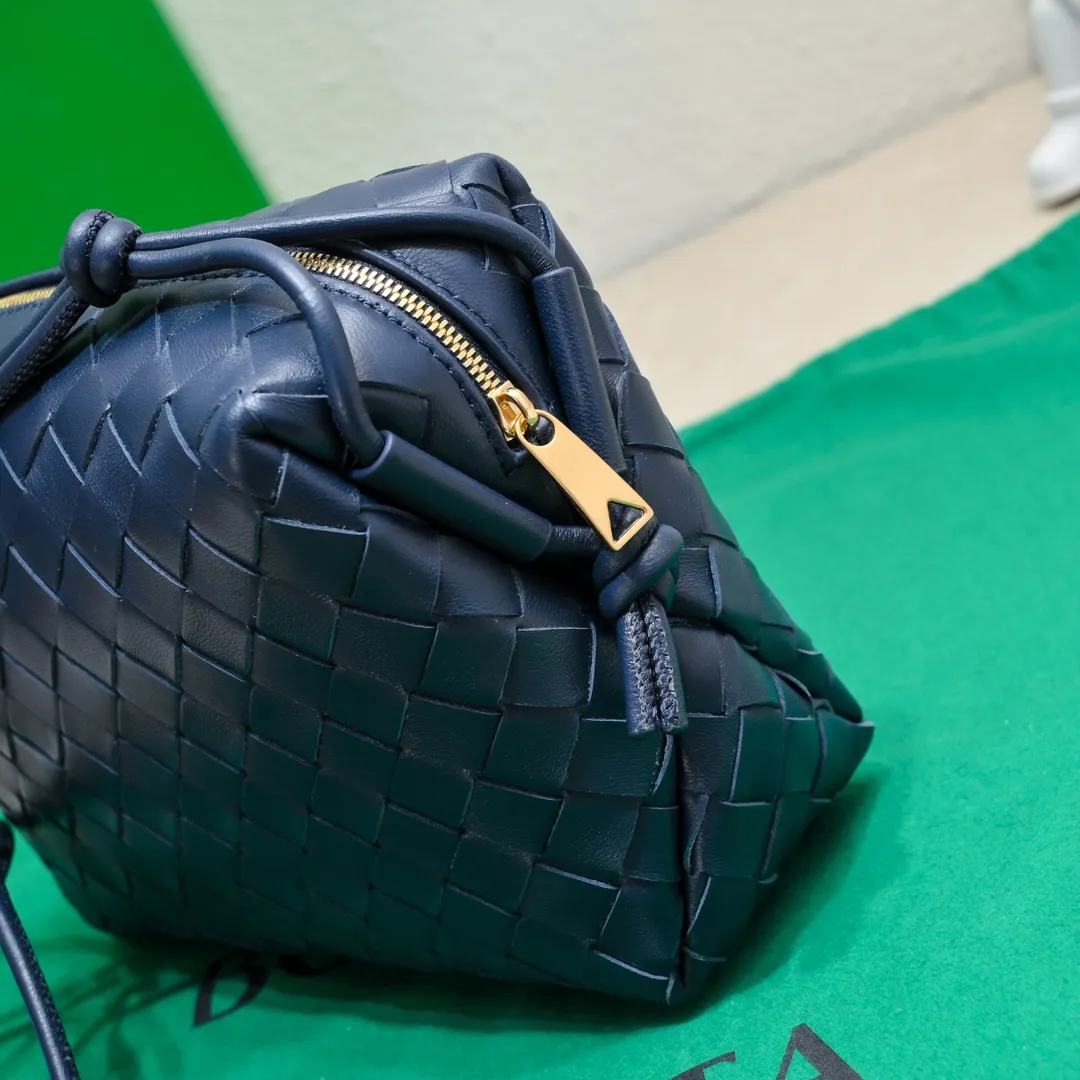 Batch 1260 B's new large Loop camera bag is here🔥Classic woven logo✅ The bag body is made of selected original sheepskin. The texture is soft and waxy. The simple square body is classic and versatile. The interior design is very practical. It has a lot of space and has an adjustable iconic leather drawstring. It can be said to be both elegant and practical. The design is very simple and elegant, with a kind of literary retro style. Size 22x15x8, model: 6684#